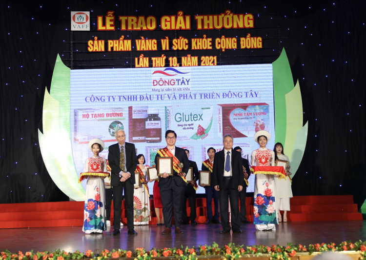 Đại diện Công ty Đông Tây nhận bằng khen sản phẩm vàng vì sức khỏe cộng đồng của nhãn hàng Ninh Tâm Vương 
